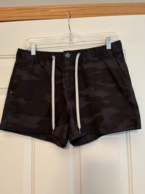 Women’s Vuori ripstop gray black camo pull on drawstring short. Size medium